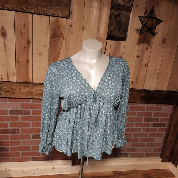 SHEIN Tops - Daisy Floral babydoll